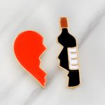 Butelka wina i broszka w kształcie serca